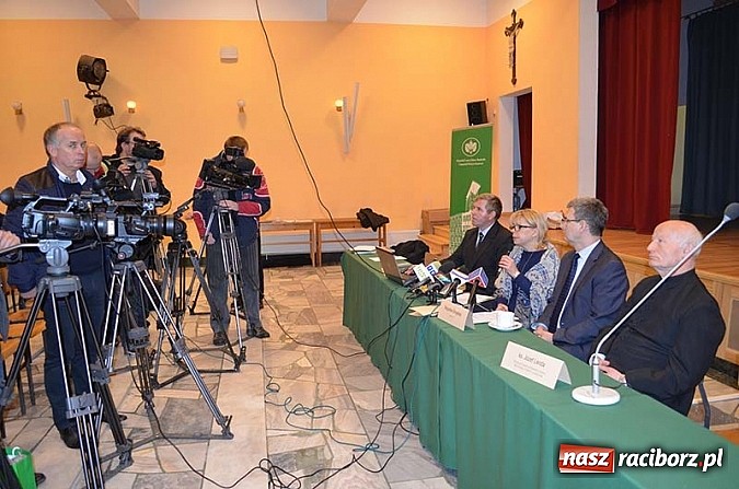 Zdjęcie w galerii na portalu naszraciborz.pl: Ekokonferencja na dachu kościoła wiadomości z regionu