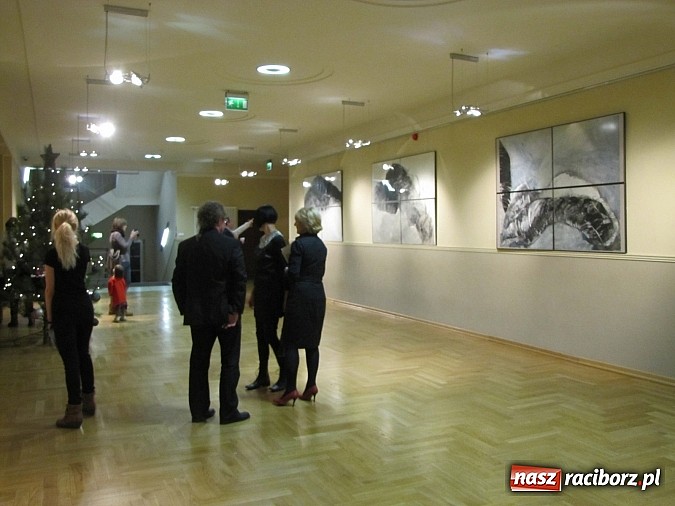 Zdjęcie w galerii na portalu naszraciborz.pl: Gdzieś w nas - wernisaż wystawy Ostrowskich wiadomości z regionu