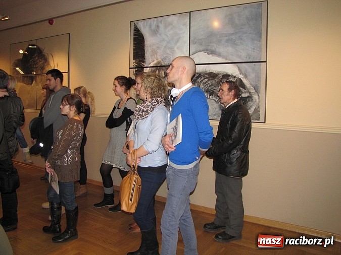 Zdjęcie w galerii na portalu naszraciborz.pl: Gdzieś w nas - wernisaż wystawy Ostrowskich wiadomości z regionu