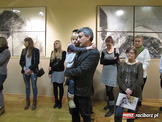 Zdjęcie w galerii na portalu naszraciborz.pl: Gdzieś w nas - wernisaż wystawy Ostrowskich wiadomości z regionu