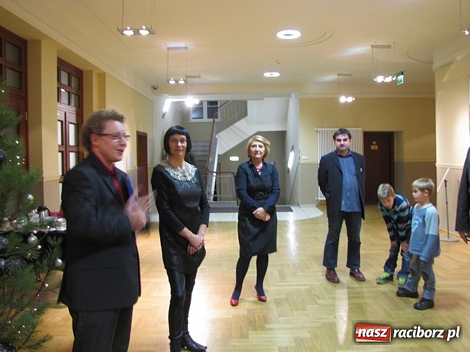 Zdjęcie w galerii na portalu naszraciborz.pl: Gdzieś w nas - wernisaż wystawy Ostrowskich wiadomości z regionu