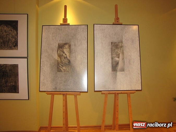 Zdjęcie w galerii na portalu naszraciborz.pl: Gdzieś w nas - wernisaż wystawy Ostrowskich wiadomości z regionu