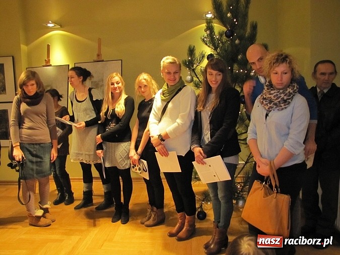 Zdjęcie w galerii na portalu naszraciborz.pl: Gdzieś w nas - wernisaż wystawy Ostrowskich wiadomości z regionu