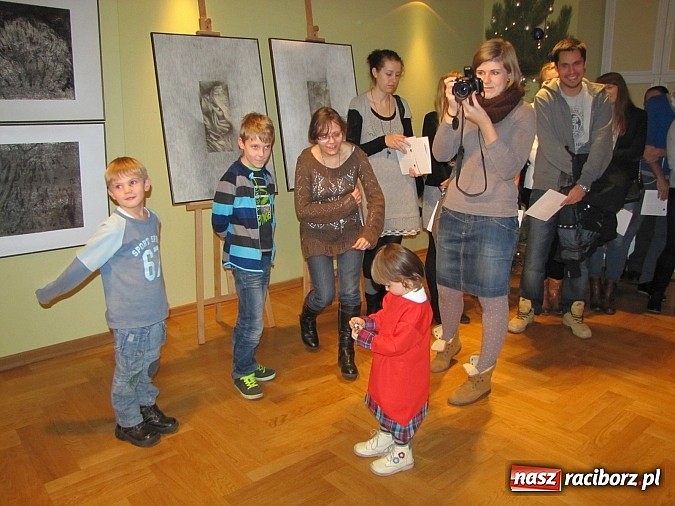 Zdjęcie w galerii na portalu naszraciborz.pl: Gdzieś w nas - wernisaż wystawy Ostrowskich wiadomości z regionu