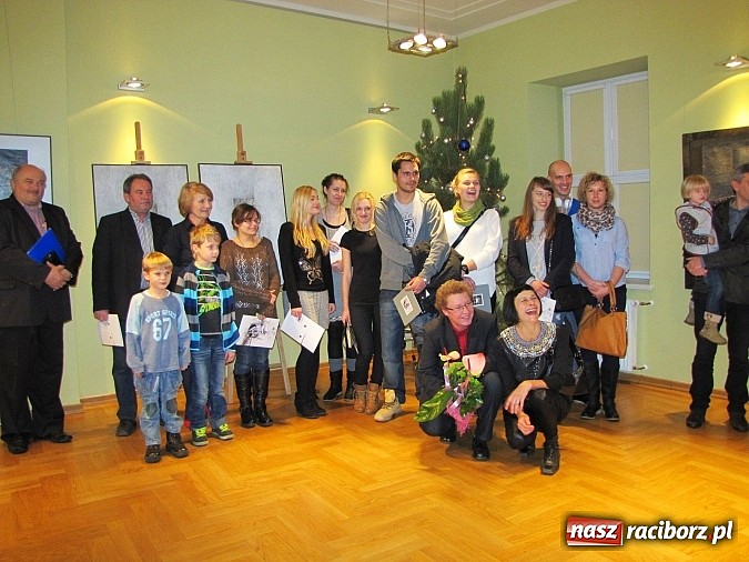 Zdjęcie w galerii na portalu naszraciborz.pl: Gdzieś w nas - wernisaż wystawy Ostrowskich wiadomości z regionu