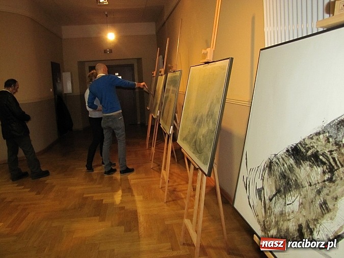 Zdjęcie w galerii na portalu naszraciborz.pl: Gdzieś w nas - wernisaż wystawy Ostrowskich wiadomości z regionu