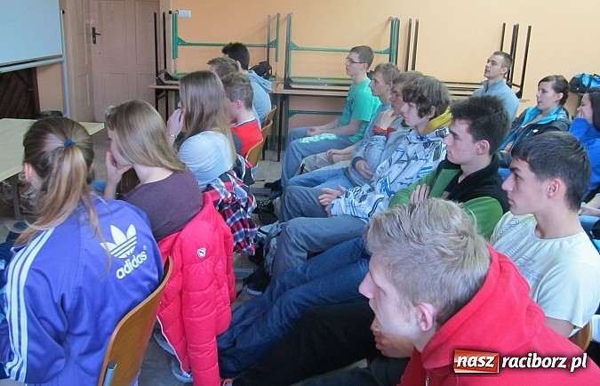 Zdjęcie w galerii na portalu naszraciborz.pl: Były żołnierz GROM-u odwiedził raciborską SMS wiadomości z regionu