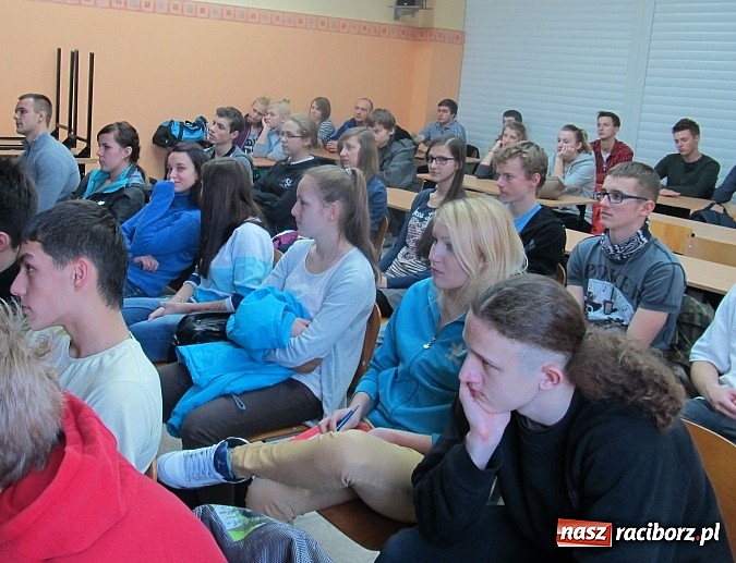 Zdjęcie w galerii na portalu naszraciborz.pl: Były żołnierz GROM-u odwiedził raciborską SMS wiadomości z regionu