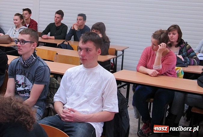 Zdjęcie w galerii na portalu naszraciborz.pl: Były żołnierz GROM-u odwiedził raciborską SMS wiadomości z regionu