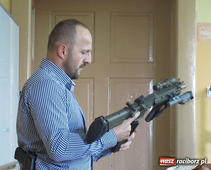 Zdjęcie w galerii na portalu naszraciborz.pl: Były żołnierz GROM-u odwiedził raciborską SMS wiadomości z regionu