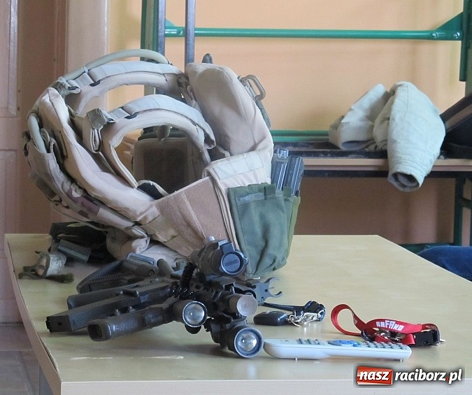 Zdjęcie w galerii na portalu naszraciborz.pl: Były żołnierz GROM-u odwiedził raciborską SMS wiadomości z regionu