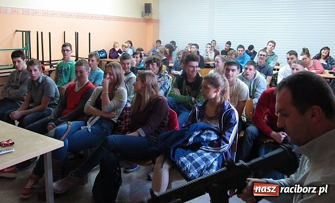 Zdjęcie w galerii na portalu naszraciborz.pl: Były żołnierz GROM-u odwiedził raciborską SMS wiadomości z regionu