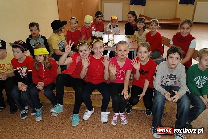 Zdjęcie w galerii na portalu naszraciborz.pl: Kolorowo i międzynarodowo w SP4 wiadomości z regionu