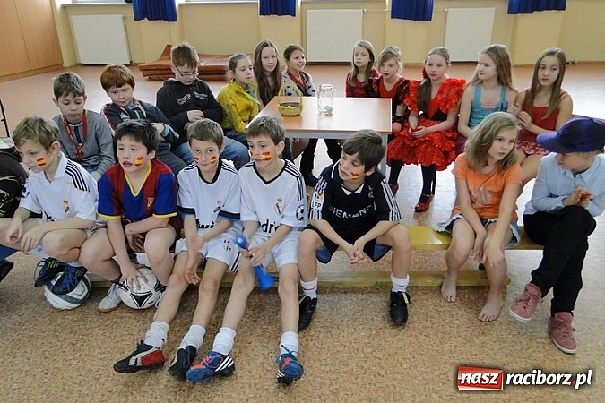 Zdjęcie w galerii na portalu naszraciborz.pl: Kolorowo i międzynarodowo w SP4 wiadomości z regionu