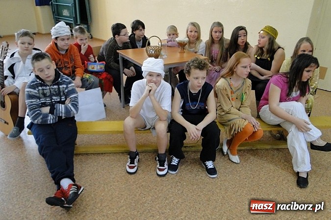 Zdjęcie w galerii na portalu naszraciborz.pl: Kolorowo i międzynarodowo w SP4 wiadomości z regionu