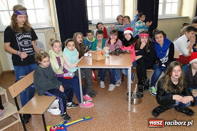 Zdjęcie w galerii na portalu naszraciborz.pl: Kolorowo i międzynarodowo w SP4 wiadomości z regionu