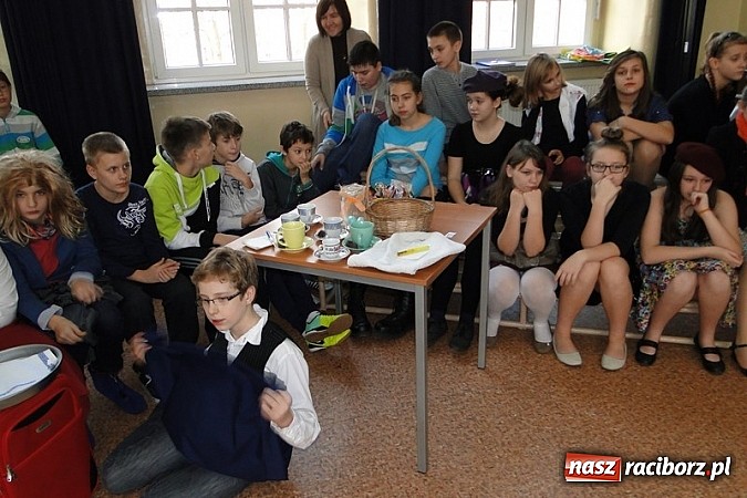 Zdjęcie w galerii na portalu naszraciborz.pl: Kolorowo i międzynarodowo w SP4 wiadomości z regionu