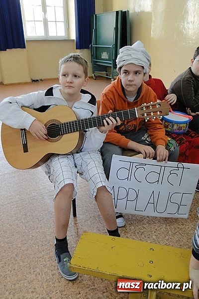 Zdjęcie w galerii na portalu naszraciborz.pl: Kolorowo i międzynarodowo w SP4 wiadomości z regionu