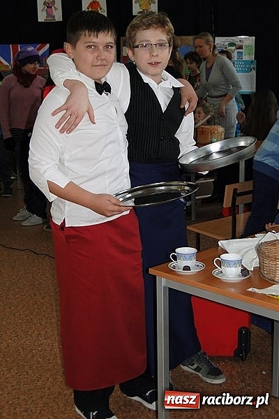 Zdjęcie w galerii na portalu naszraciborz.pl: Kolorowo i międzynarodowo w SP4 wiadomości z regionu