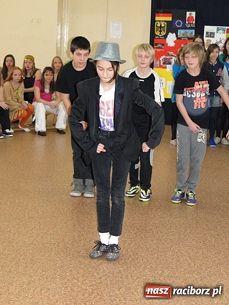 Zdjęcie w galerii na portalu naszraciborz.pl: Kolorowo i międzynarodowo w SP4 wiadomości z regionu