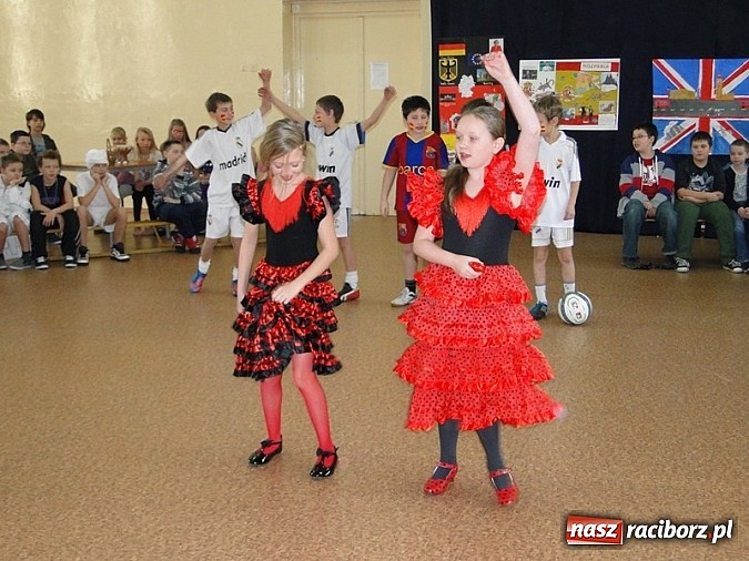 Zdjęcie w galerii na portalu naszraciborz.pl: Kolorowo i międzynarodowo w SP4 wiadomości z regionu
