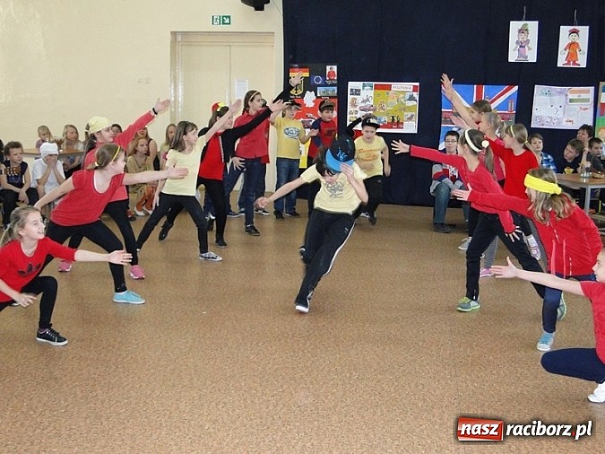 Zdjęcie w galerii na portalu naszraciborz.pl: Kolorowo i międzynarodowo w SP4 wiadomości z regionu