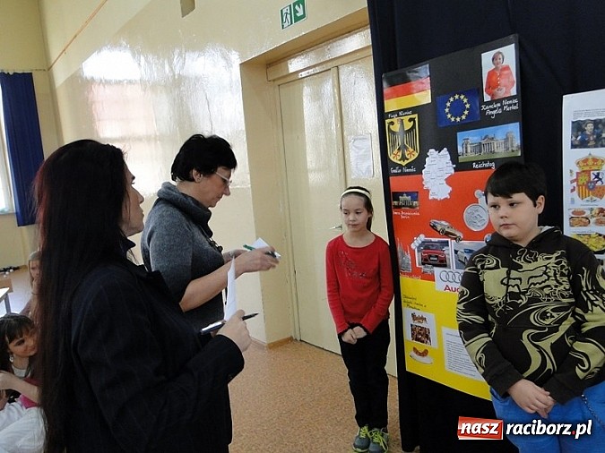 Zdjęcie w galerii na portalu naszraciborz.pl: Kolorowo i międzynarodowo w SP4 wiadomości z regionu
