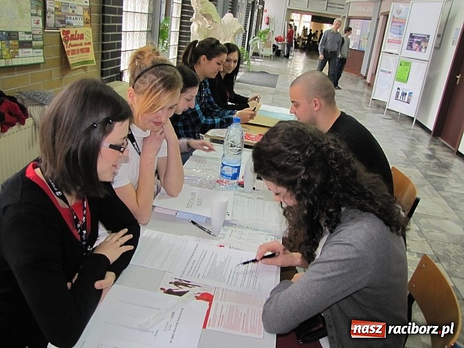 Zdjęcie w galerii na portalu naszraciborz.pl: PWSZ: Studenci wspólnie przeciw białaczce wiadomości z regionu