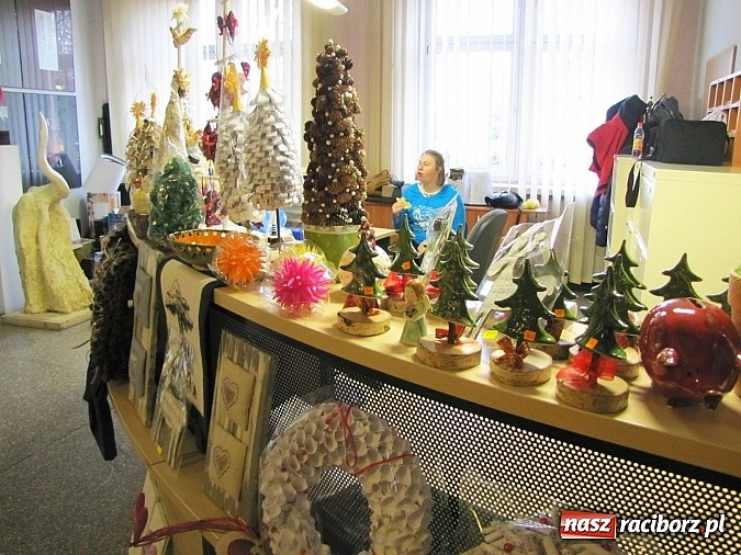 Zdjęcie w galerii na portalu naszraciborz.pl: Unikalne ozdoby świąteczne na kiermaszu zorganizowanym w PWSZ wiadomości z regionu