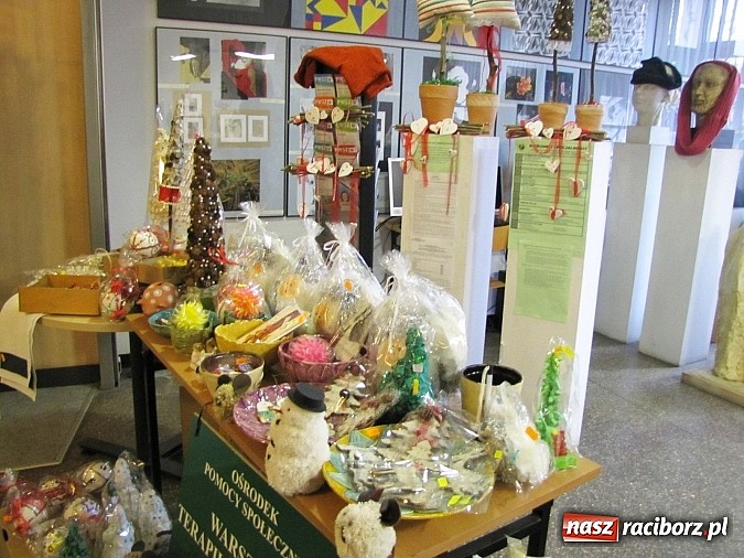 Zdjęcie w galerii na portalu naszraciborz.pl: Unikalne ozdoby świąteczne na kiermaszu zorganizowanym w PWSZ wiadomości z regionu