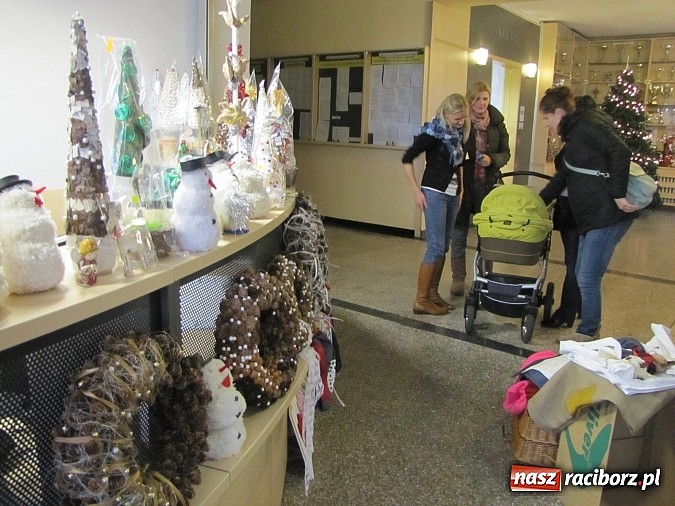 Zdjęcie w galerii na portalu naszraciborz.pl: Unikalne ozdoby świąteczne na kiermaszu zorganizowanym w PWSZ wiadomości z regionu