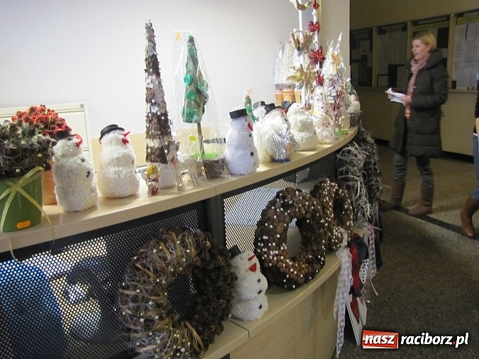 Zdjęcie w galerii na portalu naszraciborz.pl: Unikalne ozdoby świąteczne na kiermaszu zorganizowanym w PWSZ wiadomości z regionu