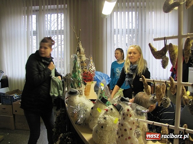 Zdjęcie w galerii na portalu naszraciborz.pl: Unikalne ozdoby świąteczne na kiermaszu zorganizowanym w PWSZ wiadomości z regionu