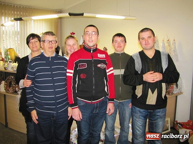 Zdjęcie w galerii na portalu naszraciborz.pl: Unikalne ozdoby świąteczne na kiermaszu zorganizowanym w PWSZ wiadomości z regionu