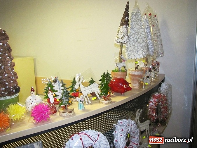 Zdjęcie w galerii na portalu naszraciborz.pl: Unikalne ozdoby świąteczne na kiermaszu zorganizowanym w PWSZ wiadomości z regionu