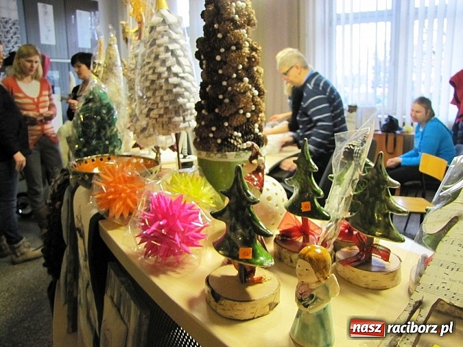 Zdjęcie w galerii na portalu naszraciborz.pl: Unikalne ozdoby świąteczne na kiermaszu zorganizowanym w PWSZ wiadomości z regionu