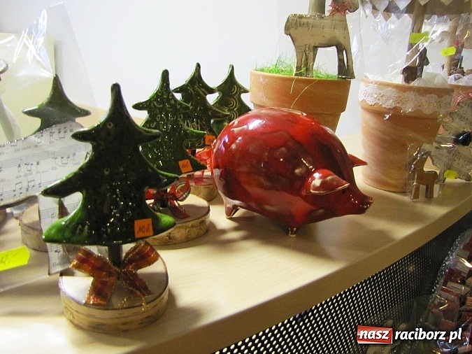 Zdjęcie w galerii na portalu naszraciborz.pl: Unikalne ozdoby świąteczne na kiermaszu zorganizowanym w PWSZ wiadomości z regionu