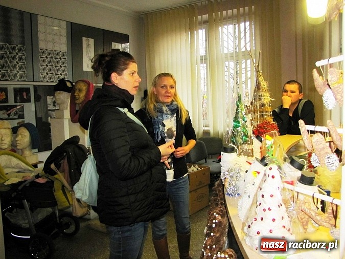 Zdjęcie w galerii na portalu naszraciborz.pl: Unikalne ozdoby świąteczne na kiermaszu zorganizowanym w PWSZ wiadomości z regionu