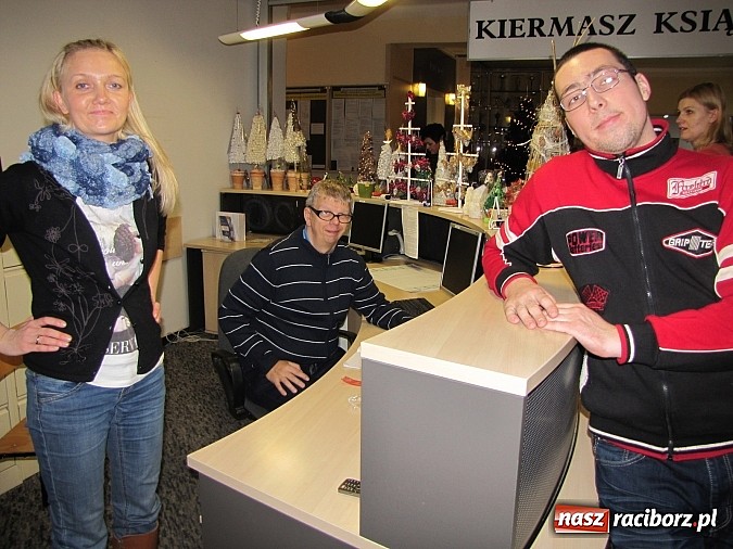 Zdjęcie w galerii na portalu naszraciborz.pl: Unikalne ozdoby świąteczne na kiermaszu zorganizowanym w PWSZ wiadomości z regionu