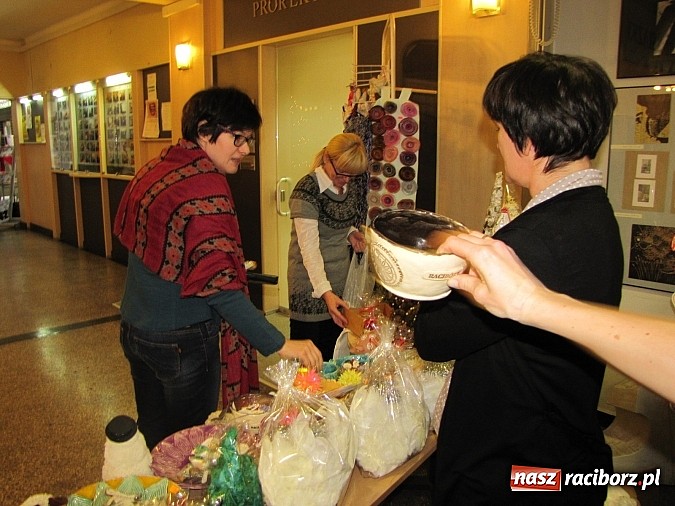 Zdjęcie w galerii na portalu naszraciborz.pl: Unikalne ozdoby świąteczne na kiermaszu zorganizowanym w PWSZ wiadomości z regionu