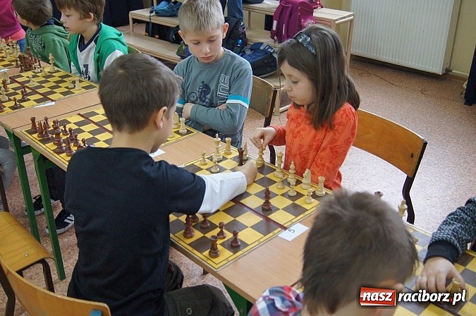 Zdjęcie w galerii na portalu naszraciborz.pl: IX Mikołajkowy Turniej Szachowy o Puchar Dyrektora SP 4 wiadomości z regionu