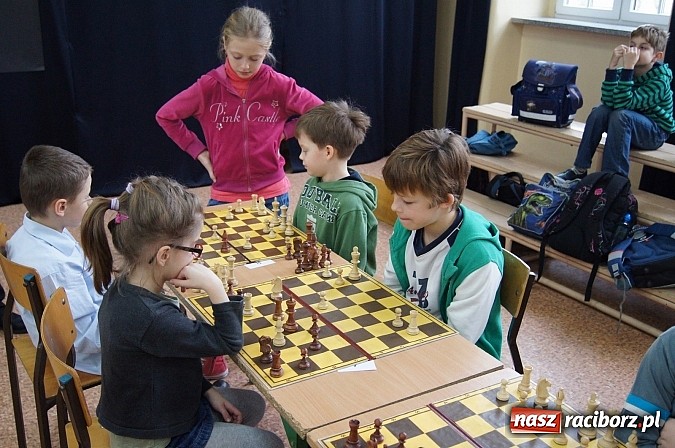 Zdjęcie w galerii na portalu naszraciborz.pl: IX Mikołajkowy Turniej Szachowy o Puchar Dyrektora SP 4 wiadomości z regionu