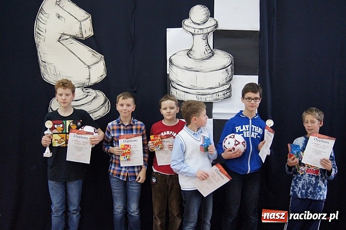 Zdjęcie w galerii na portalu naszraciborz.pl: IX Mikołajkowy Turniej Szachowy o Puchar Dyrektora SP 4 wiadomości z regionu