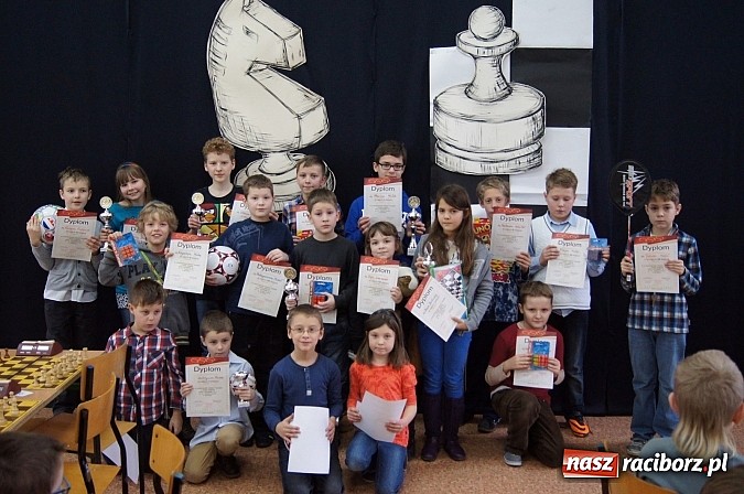 Zdjęcie w galerii na portalu naszraciborz.pl: IX Mikołajkowy Turniej Szachowy o Puchar Dyrektora SP 4 wiadomości z regionu