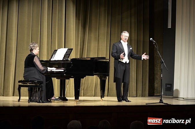 Zdjęcie w galerii na portalu naszraciborz.pl: W krainie uśmiechu na deskach RCK wiadomości z regionu