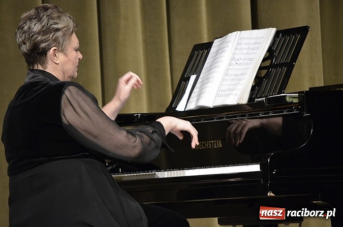 Zdjęcie w galerii na portalu naszraciborz.pl: W krainie uśmiechu na deskach RCK wiadomości z regionu