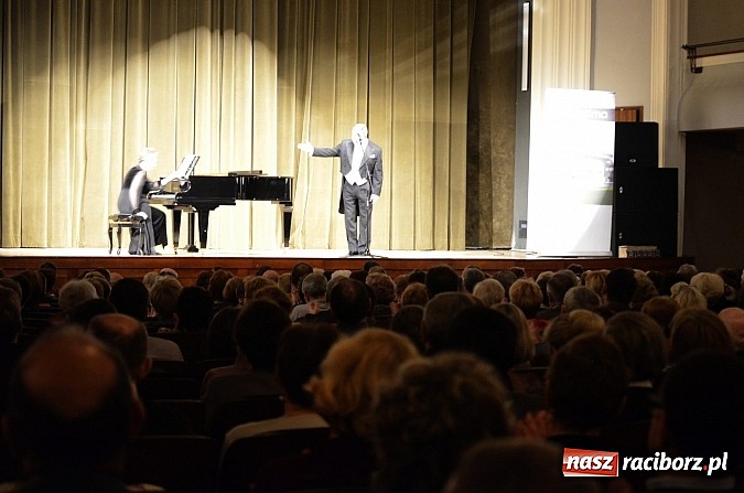 Zdjęcie w galerii na portalu naszraciborz.pl: W krainie uśmiechu na deskach RCK wiadomości z regionu
