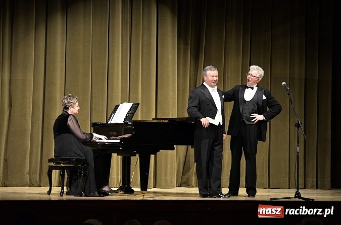 Zdjęcie w galerii na portalu naszraciborz.pl: W krainie uśmiechu na deskach RCK wiadomości z regionu