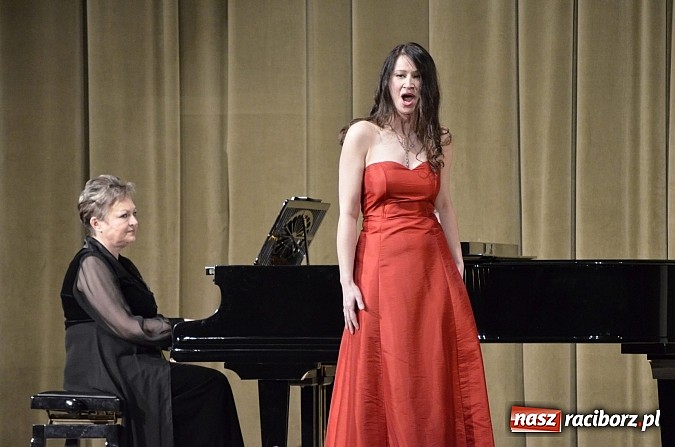 Zdjęcie w galerii na portalu naszraciborz.pl: W krainie uśmiechu na deskach RCK wiadomości z regionu