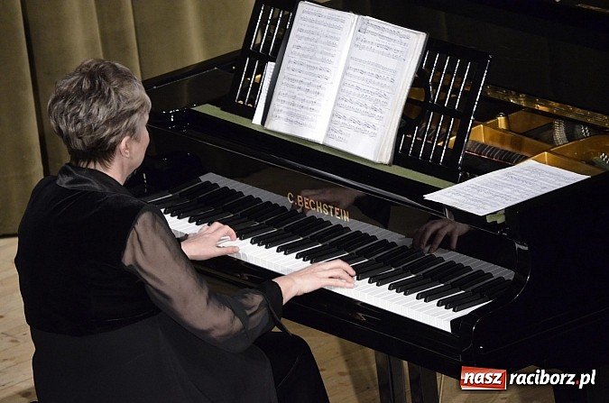 Zdjęcie w galerii na portalu naszraciborz.pl: W krainie uśmiechu na deskach RCK wiadomości z regionu